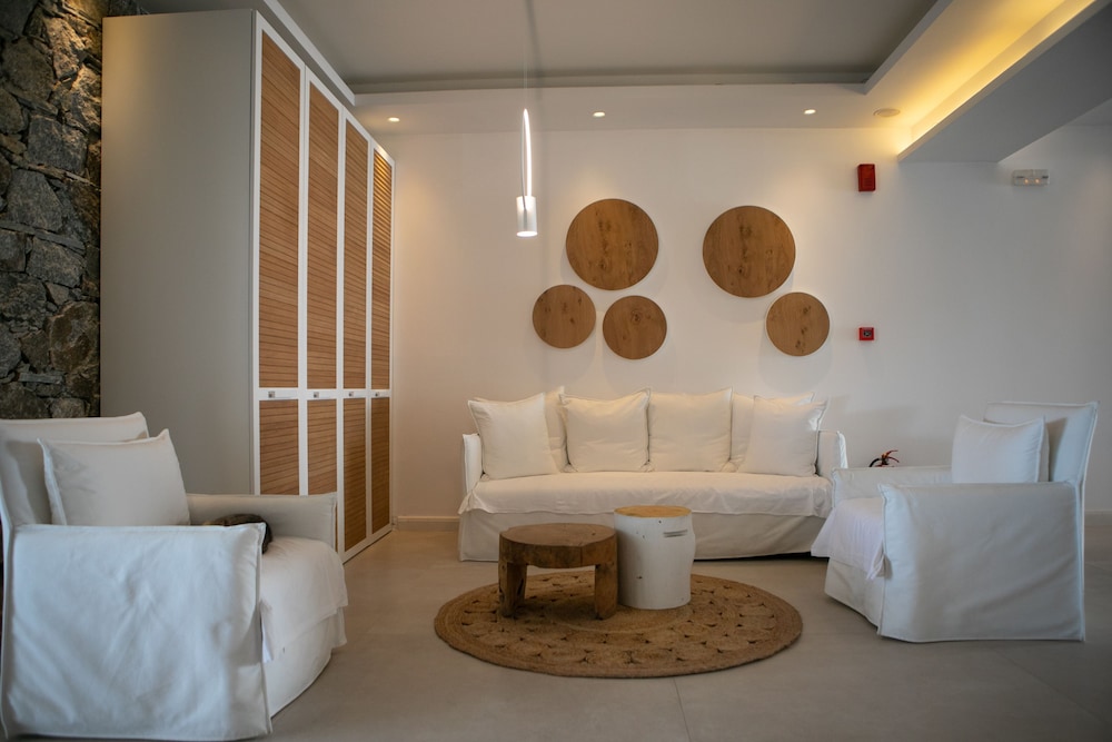 Acrogiali Beachfront Hotel — Hotel rooms in Plati Gialos, South Aegean