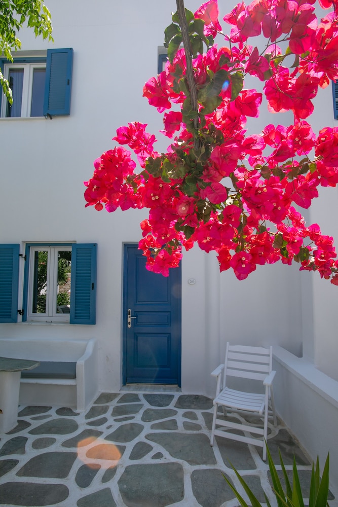 Acrogiali Beachfront Hotel — Hotel building in Plati Gialos, South Aegean