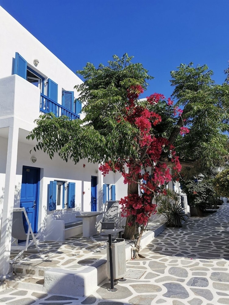 Acrogiali Beachfront Hotel — Hotel building in Plati Gialos, South Aegean