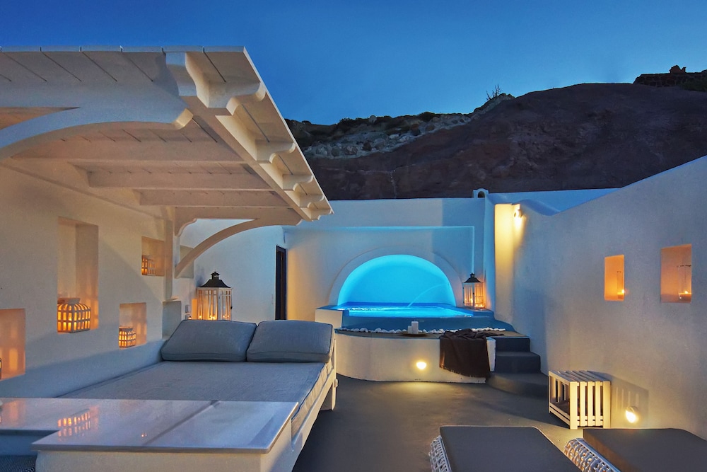 Astarte Suites — Swimming pool in Akrotiri, South Aegean