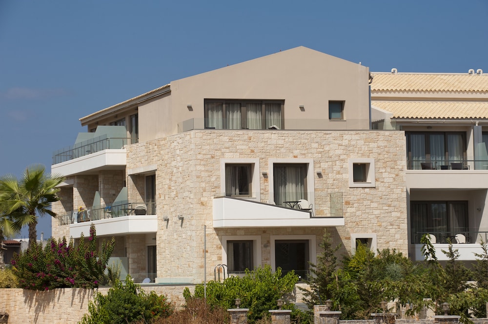 Castello Boutique Resort & Spa - Adults Only — Hotel building in Sissi