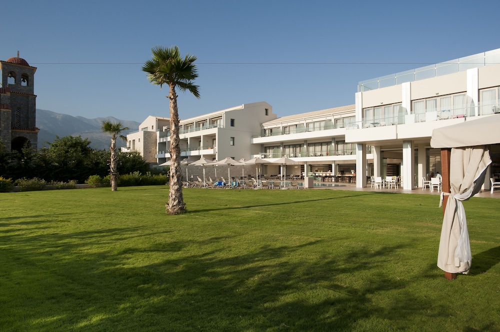 Castello Boutique Resort & Spa - Adults Only — Hotel building in Sissi