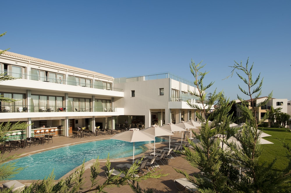 Castello Boutique Resort & Spa - Adults Only — Swimming pool in Sissi