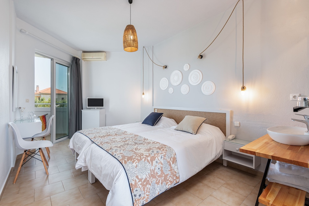 Mrs Chryssana Beach Hotel by GHH — Rooms in Platanias