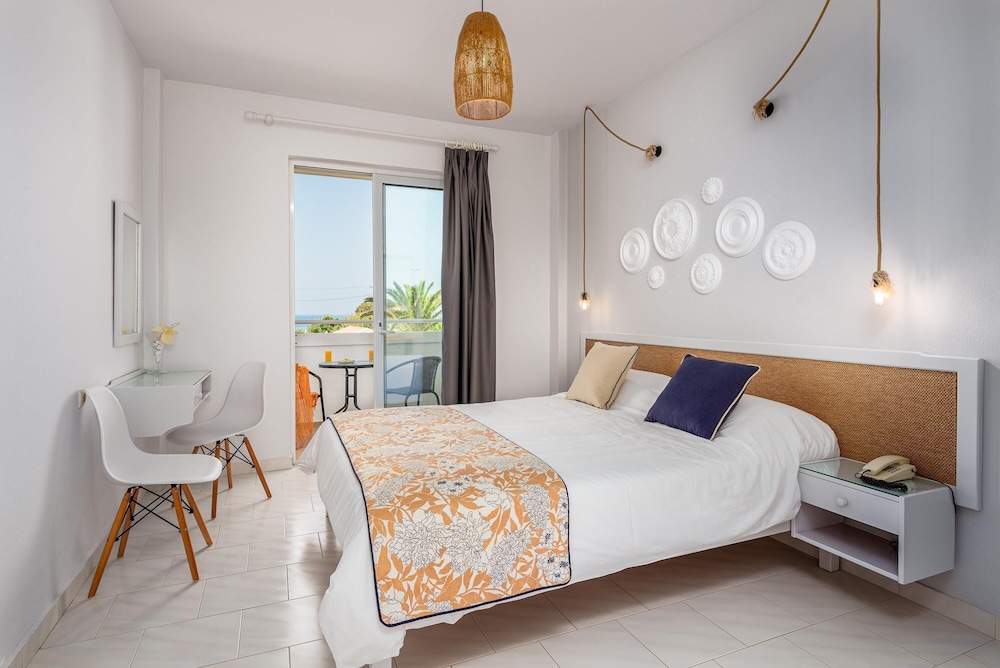Mrs Chryssana Beach Hotel by GHH — Rooms in Platanias