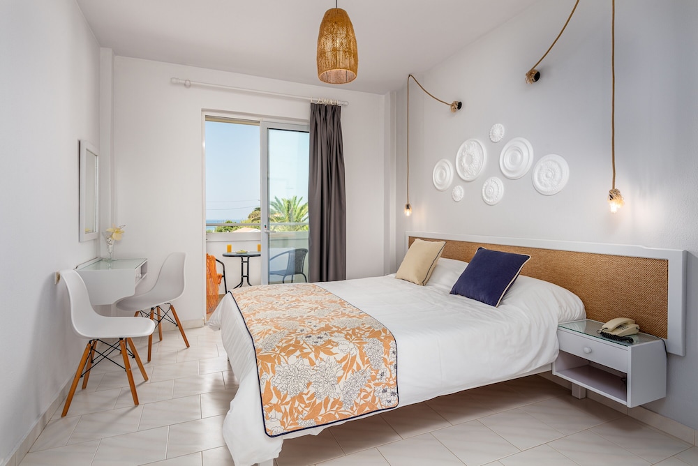 Mrs Chryssana Beach Hotel by GHH — Platanias
