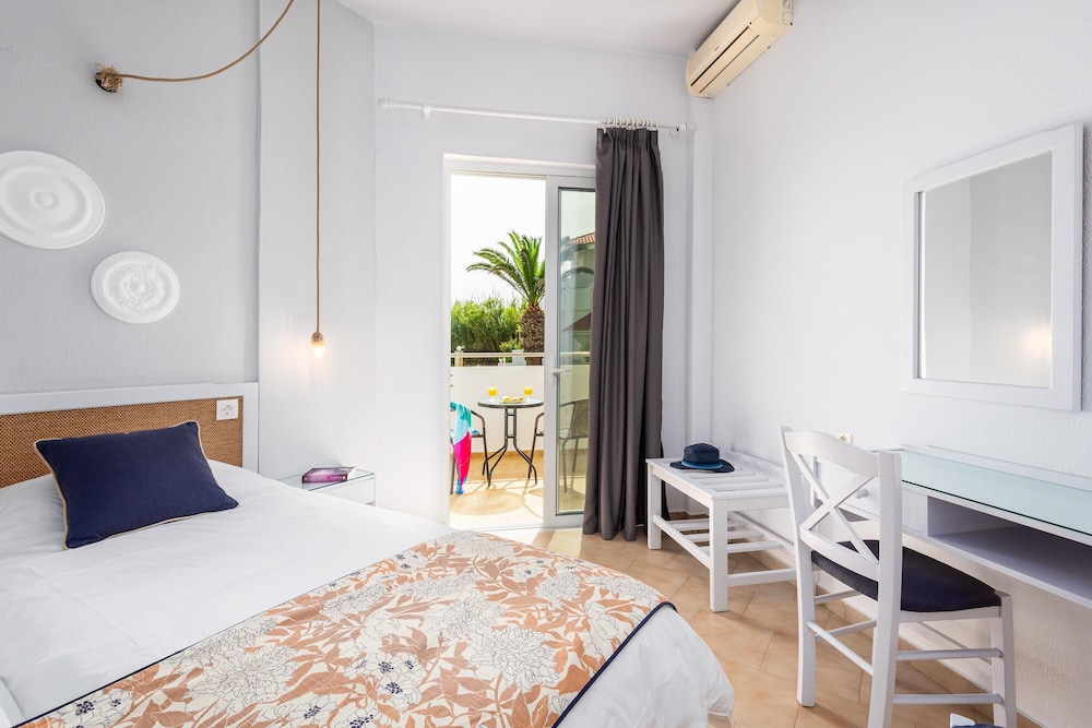 Mrs Chryssana Beach Hotel by GHH — Rooms in Platanias