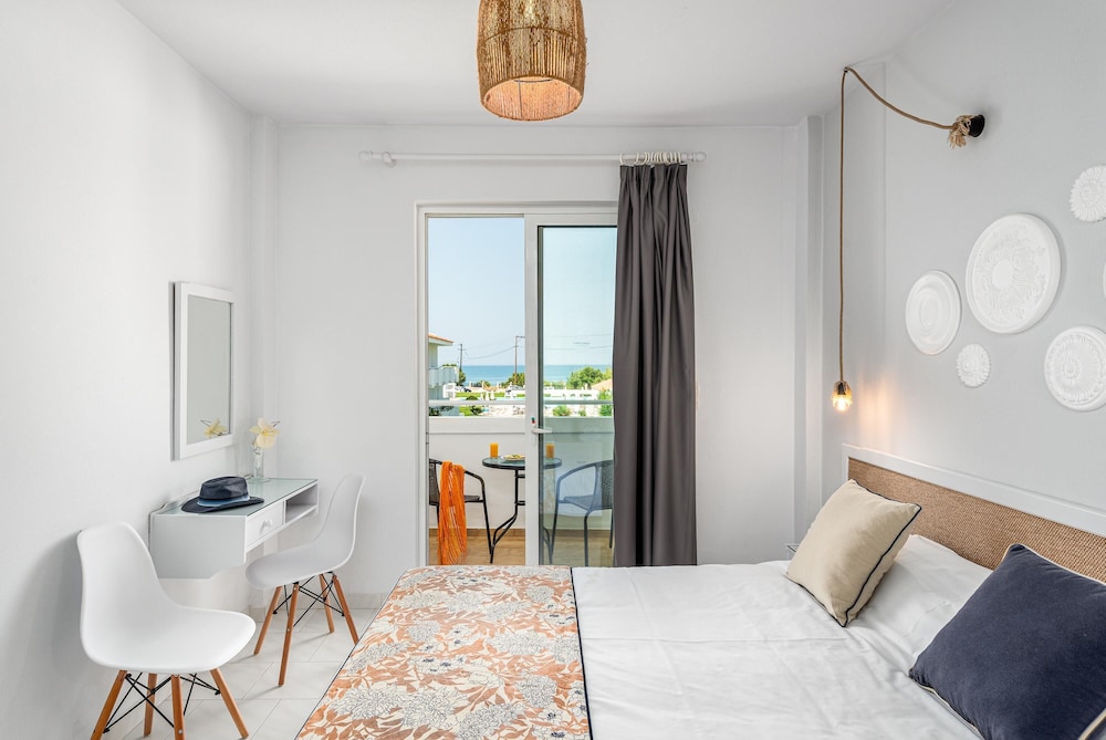 Mrs Chryssana Beach Hotel by GHH — Rooms in Platanias