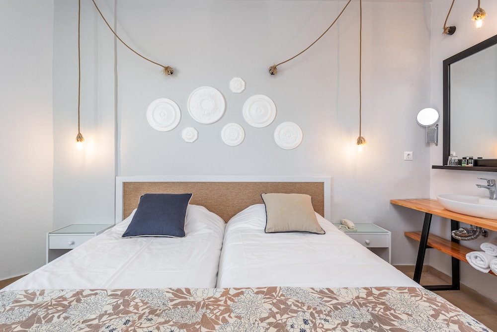 Mrs Chryssana Beach Hotel by GHH — Rooms in Platanias