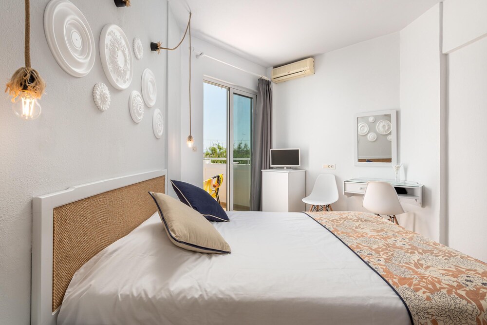 Mrs Chryssana Beach Hotel by GHH — Rooms in Platanias