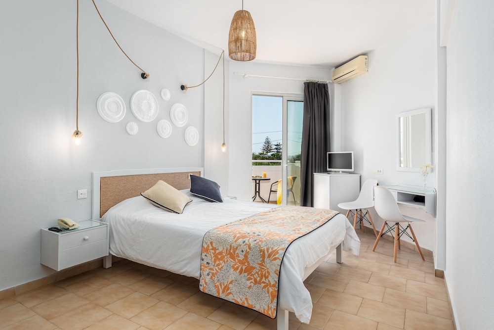 Mrs Chryssana Beach Hotel by GHH — Rooms in Platanias
