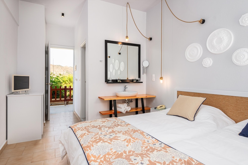 Mrs Chryssana Beach Hotel by GHH — Rooms in Platanias