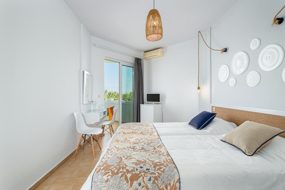 Mrs Chryssana Beach Hotel by GHH — Rooms in Platanias