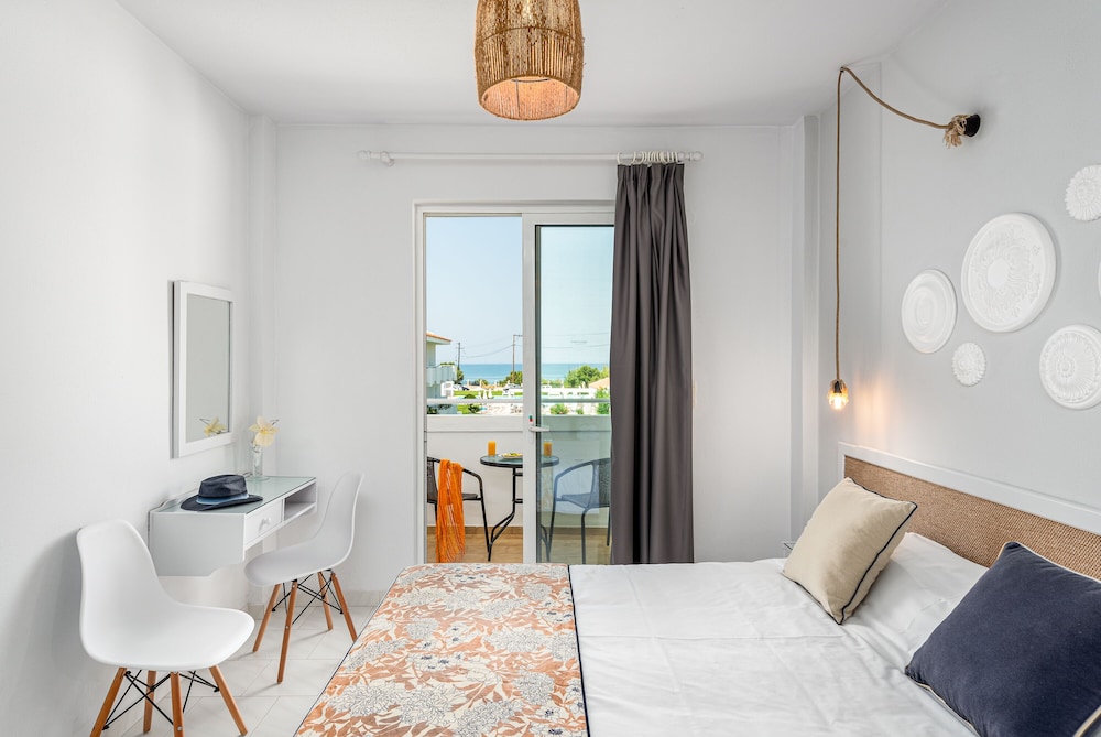 Mrs Chryssana Beach Hotel by GHH — Rooms in Platanias