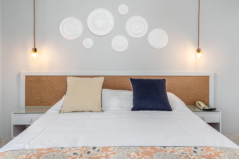 Mrs Chryssana Beach Hotel by GHH — Rooms in Platanias