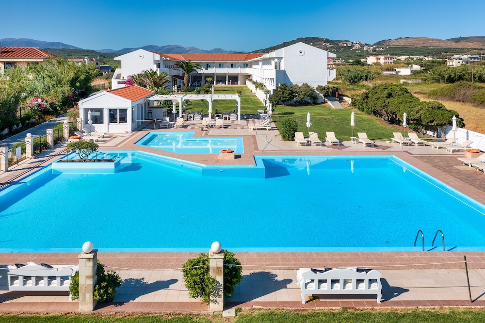 . Mrs Chryssana Beach Hotel by GHH