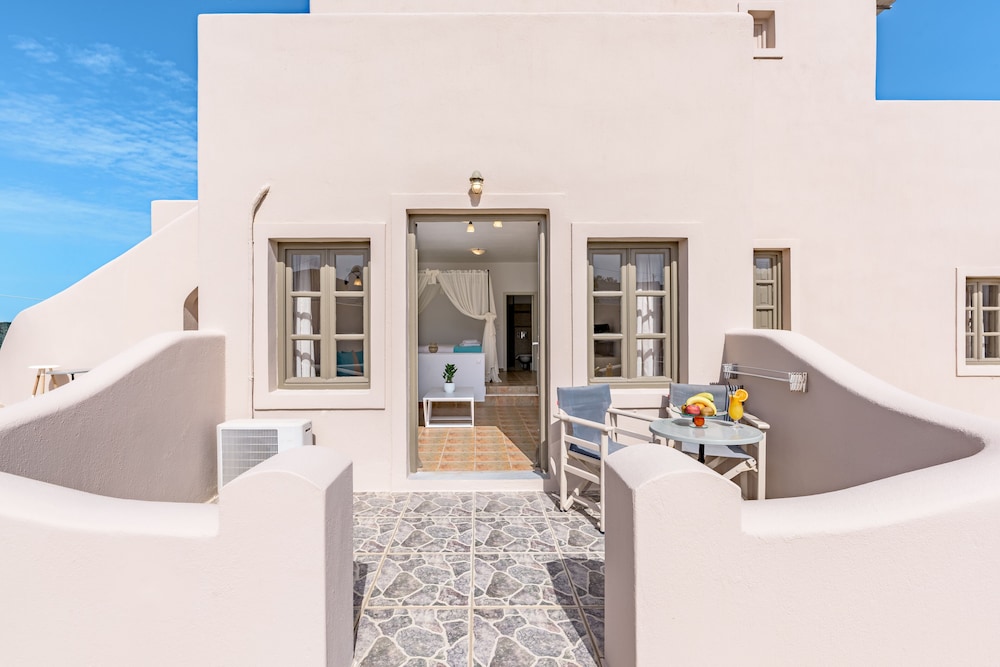 En Plo Boutique Suites — Hotel building in Oia, South Aegean