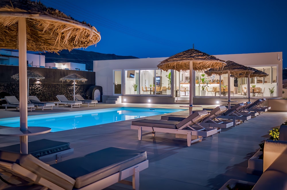 En Plo Boutique Suites — Swimming pool in Oia, South Aegean