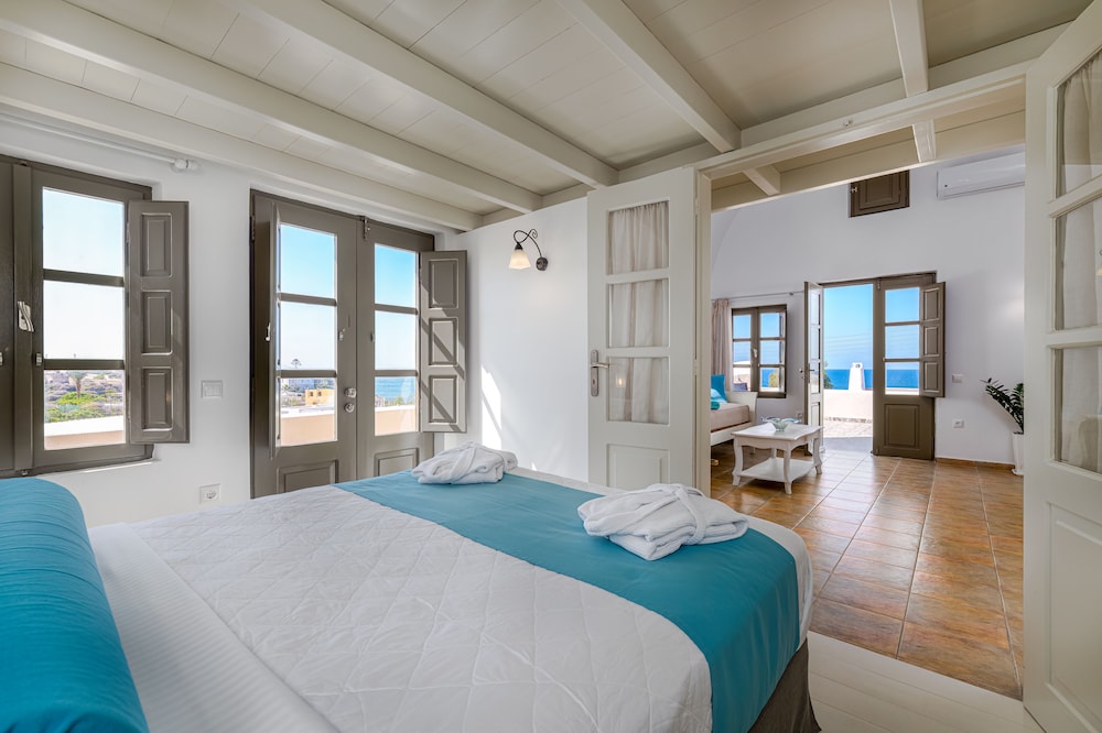 En Plo Boutique Suites — Hotel rooms in Oia, South Aegean
