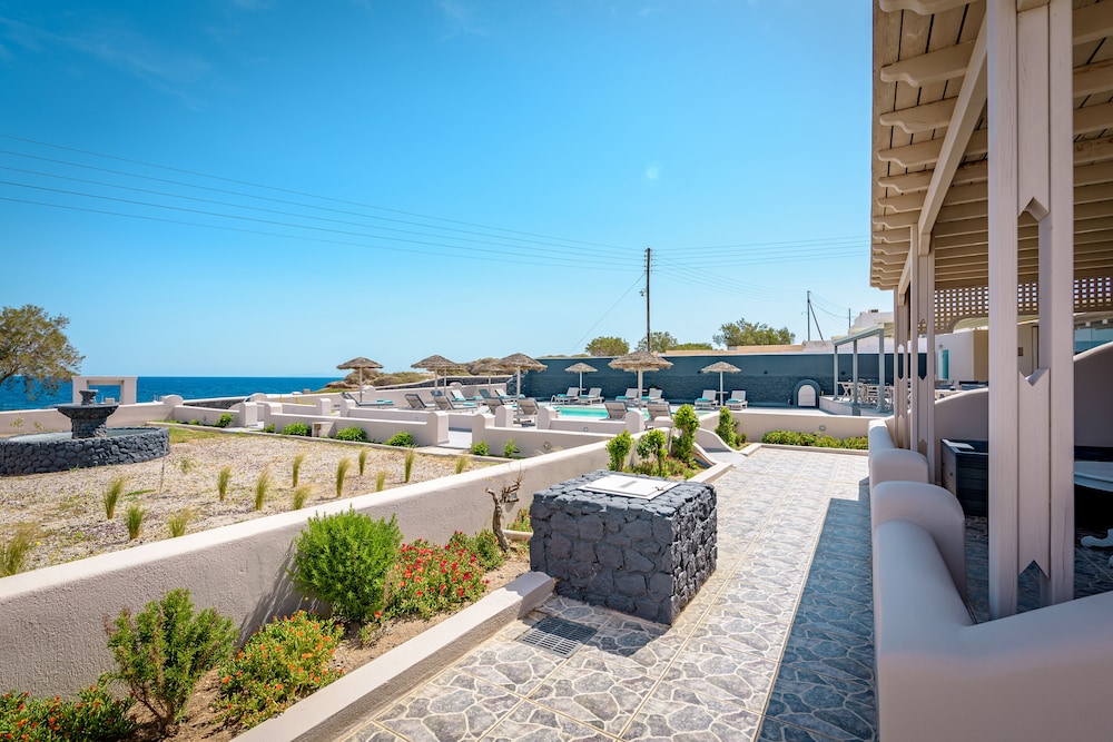 En Plo Boutique Suites — Swimming pool in Oia, South Aegean