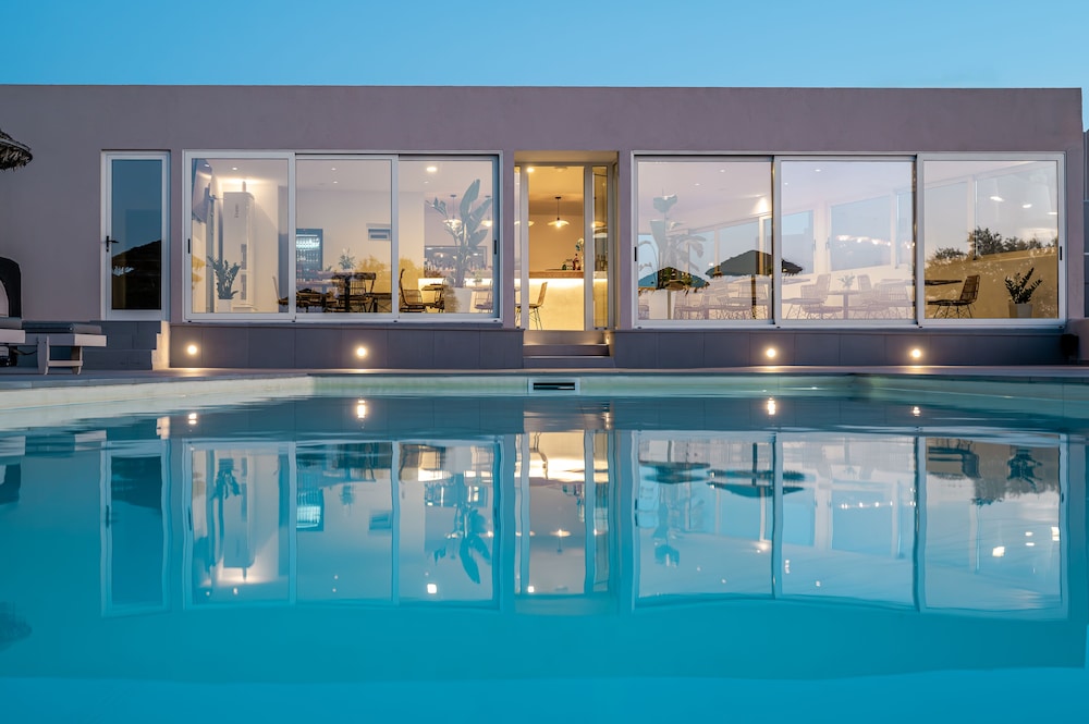 En Plo Boutique Suites — Swimming pool in Oia, South Aegean