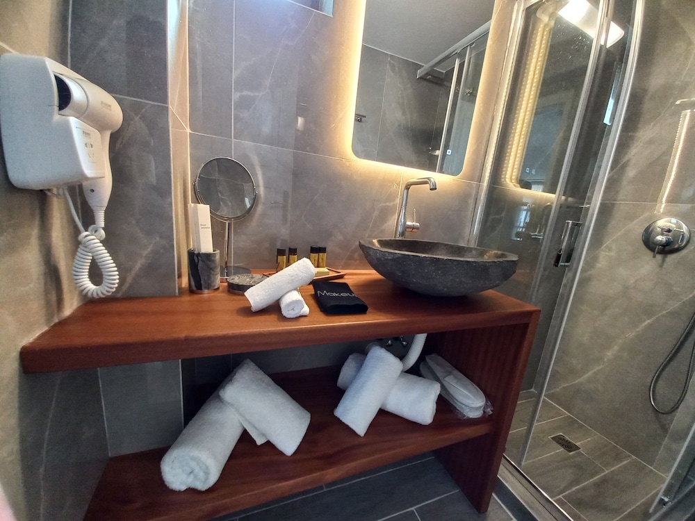 En Plo Boutique Suites — Hotel rooms in Oia, South Aegean