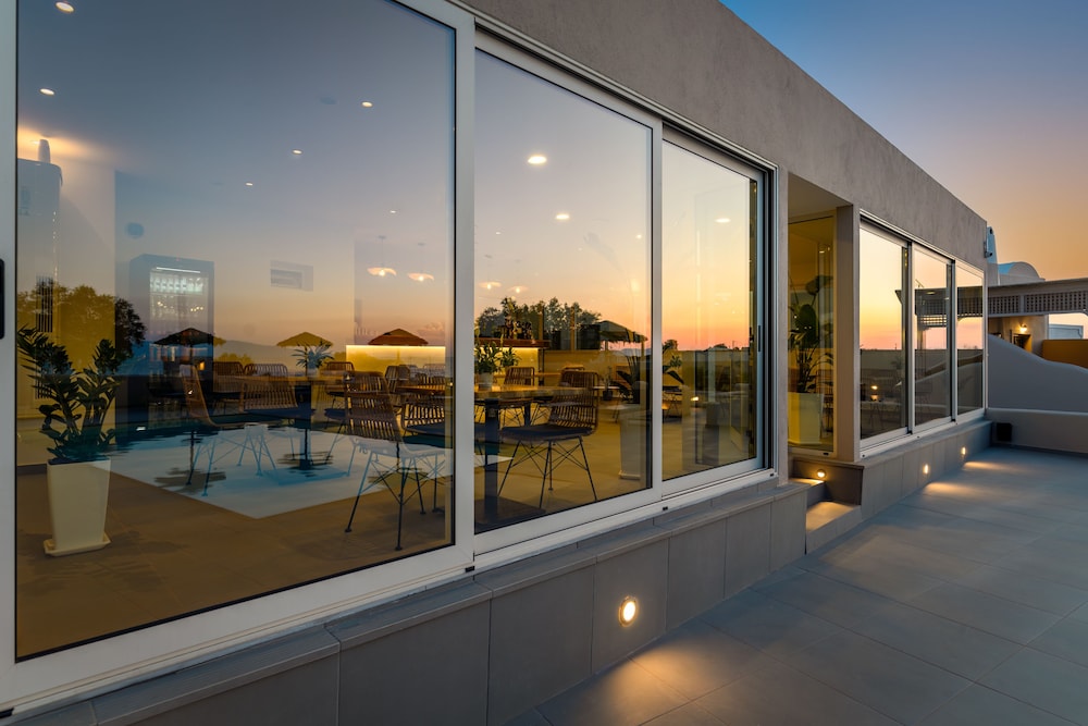 En Plo Boutique Suites — Restaurant & bars in Oia, South Aegean