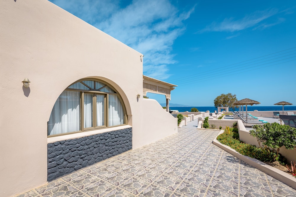 En Plo Boutique Suites — Hotel building in Oia, South Aegean