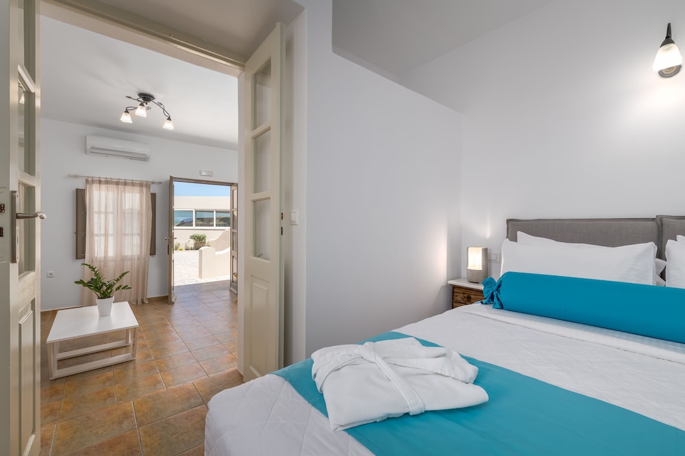 En Plo Boutique Suites — Hotel rooms in Oia, South Aegean