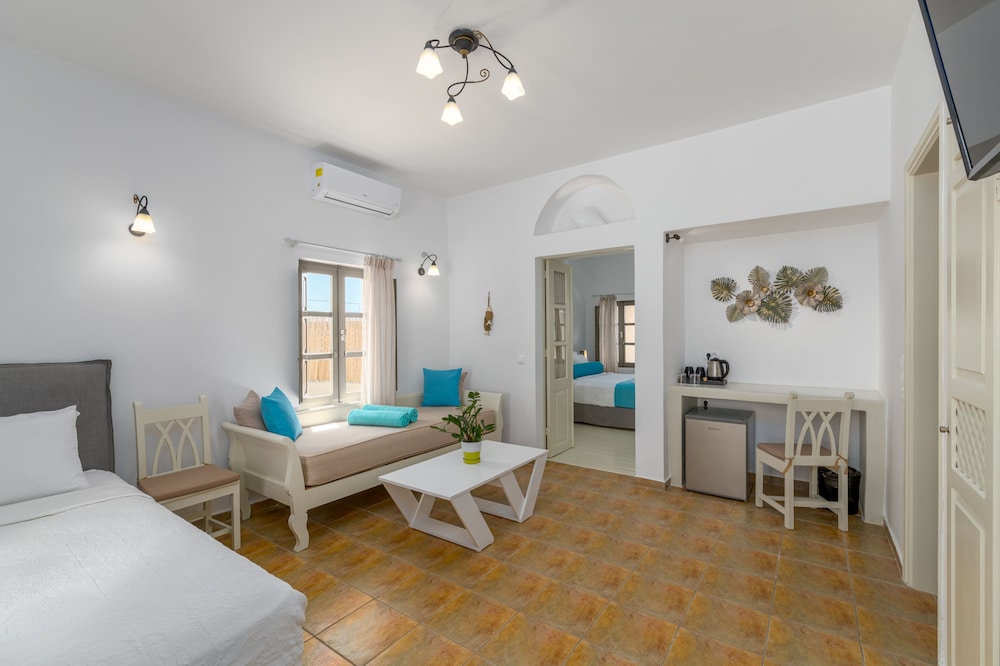 En Plo Boutique Suites — Hotel rooms in Oia, South Aegean
