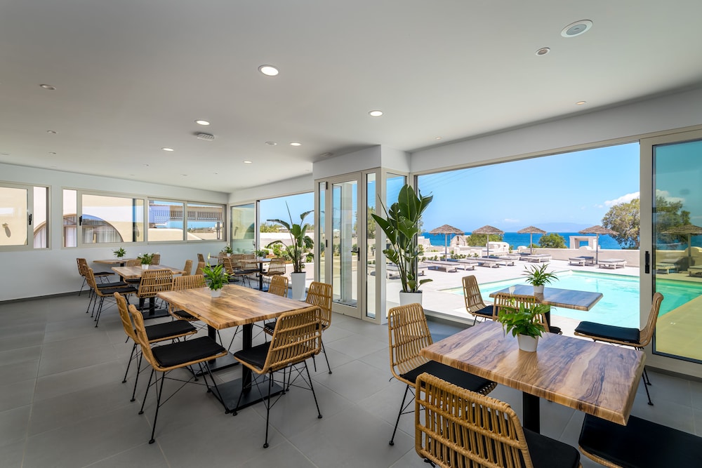 En Plo Boutique Suites — Restaurant & bars in Oia, South Aegean