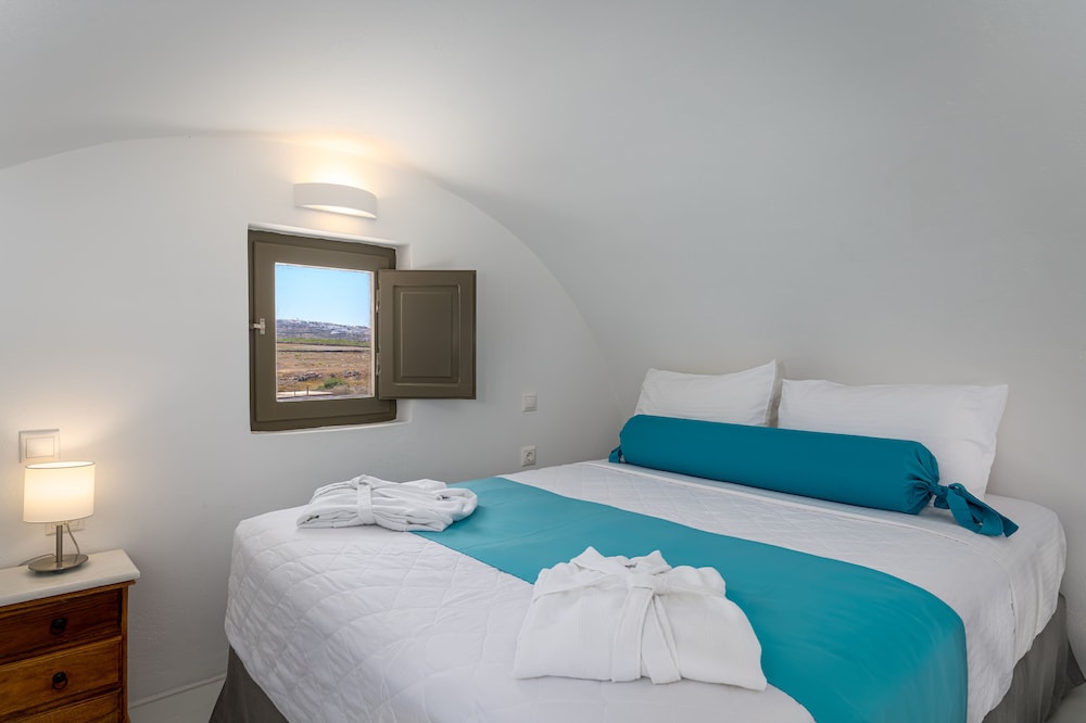 En Plo Boutique Suites — Hotel rooms in Oia, South Aegean