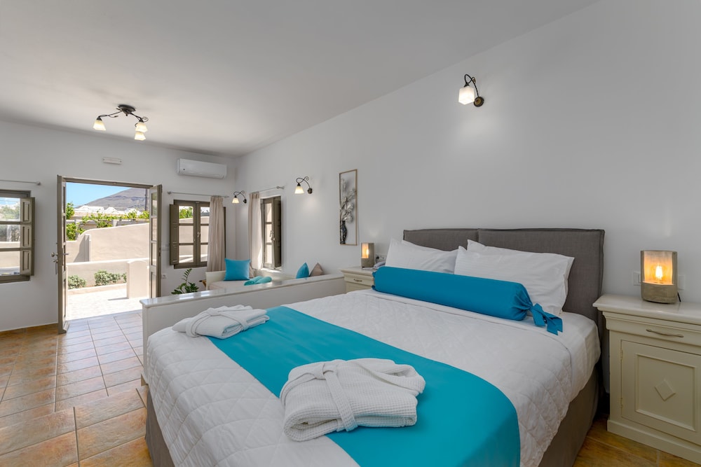 En Plo Boutique Suites — Hotel rooms in Oia, South Aegean