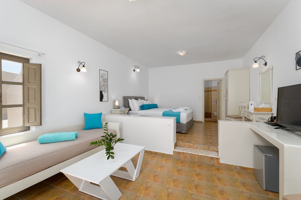 En Plo Boutique Suites — Hotel rooms in Oia, South Aegean
