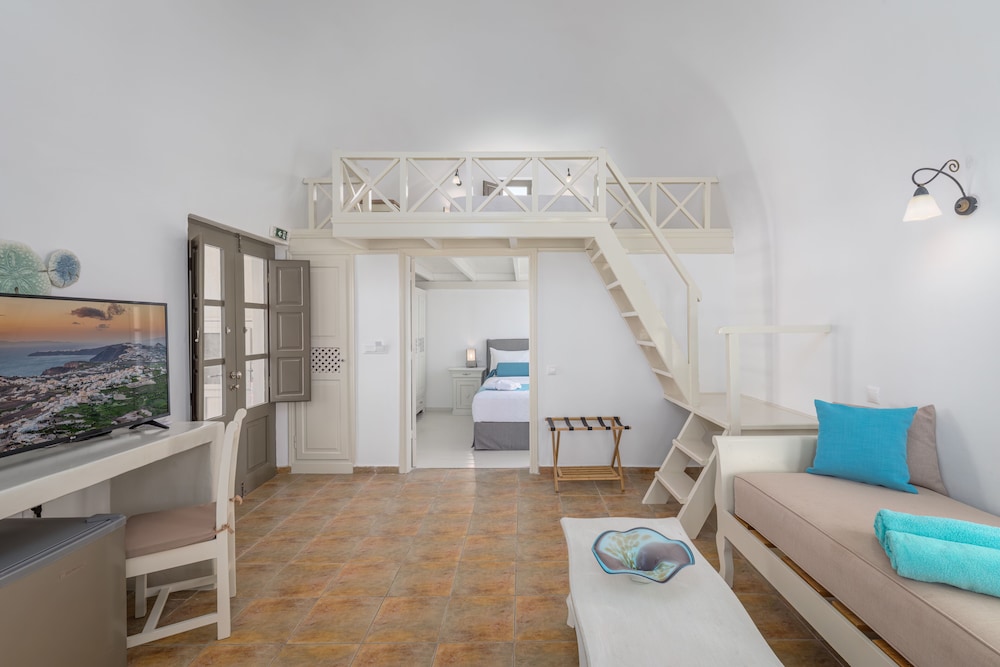 En Plo Boutique Suites — Hotel rooms in Oia, South Aegean
