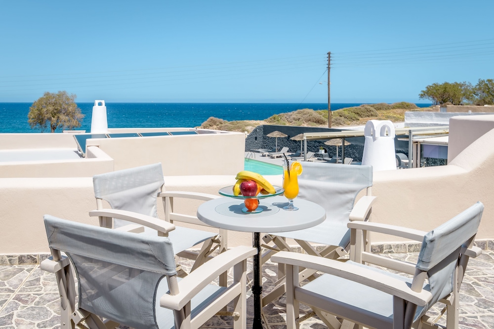 En Plo Boutique Suites — Swimming pool in Oia, South Aegean