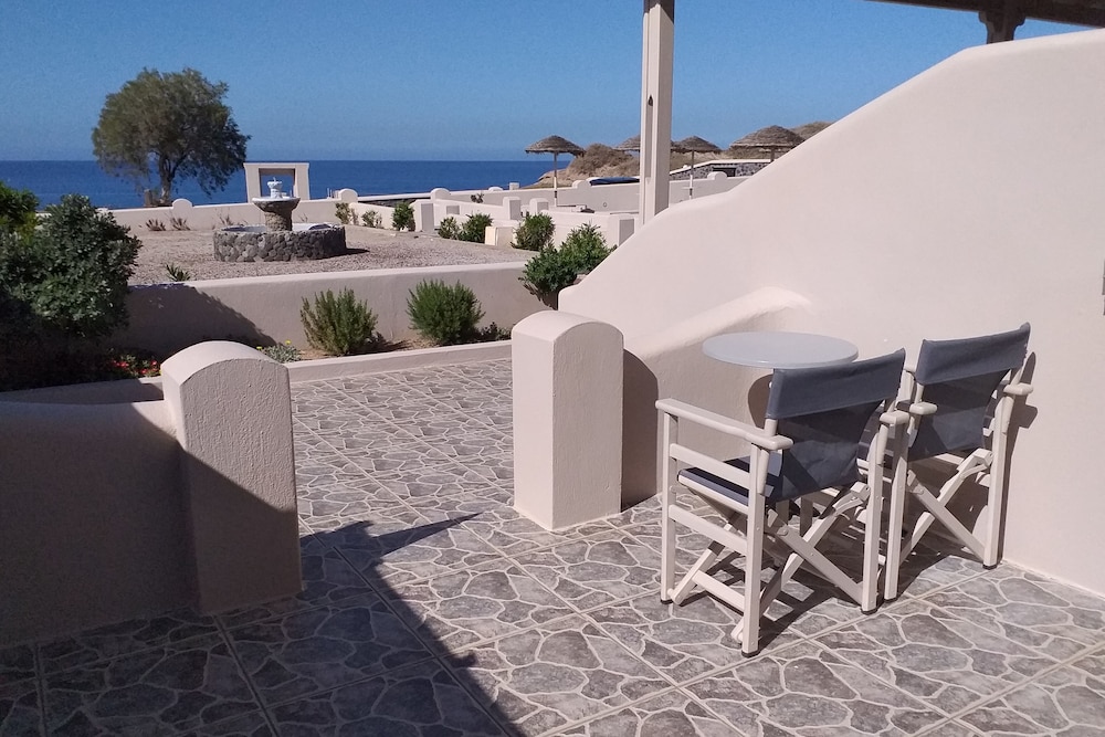 En Plo Boutique Suites — Hotel building in Oia, South Aegean