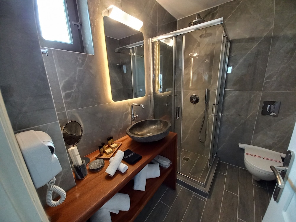 En Plo Boutique Suites — Hotel rooms in Oia, South Aegean