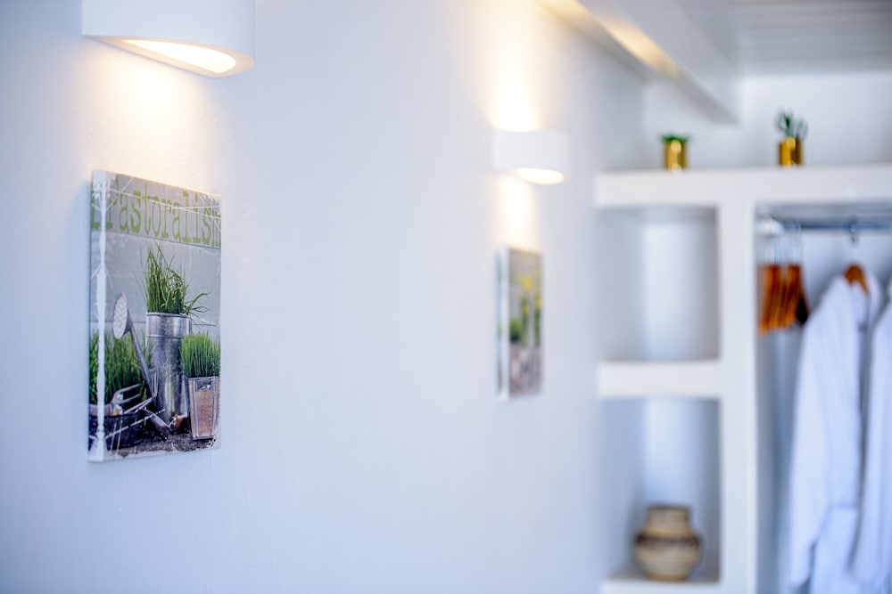 En Plo Boutique Suites — Hotel building in Oia, South Aegean