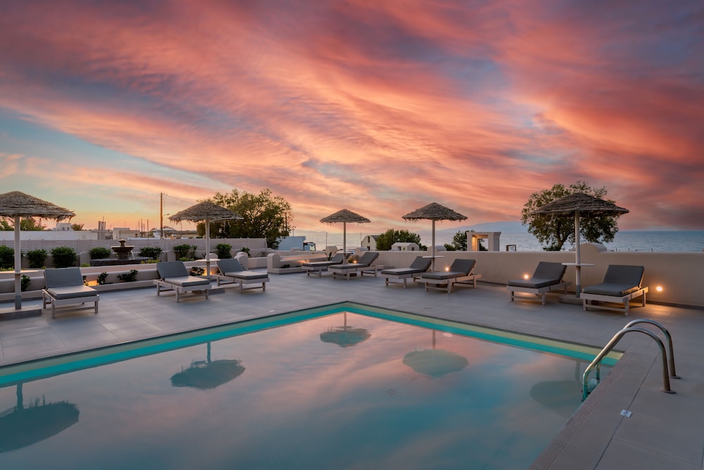 En Plo Boutique Suites — Swimming pool in Oia, South Aegean