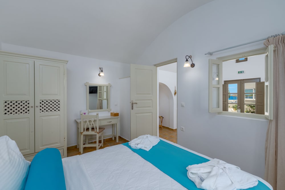 En Plo Boutique Suites — Hotel rooms in Oia, South Aegean