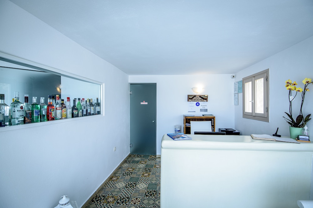 En Plo Boutique Suites — Hotel rooms in Oia, South Aegean