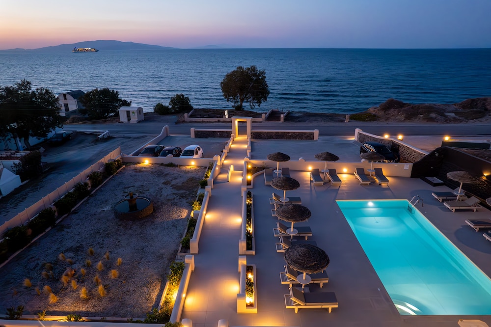 En Plo Boutique Suites — Swimming pool in Oia, South Aegean