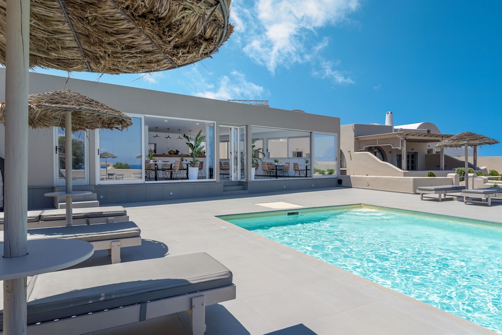 En Plo Boutique Suites — Swimming pool in Oia, South Aegean