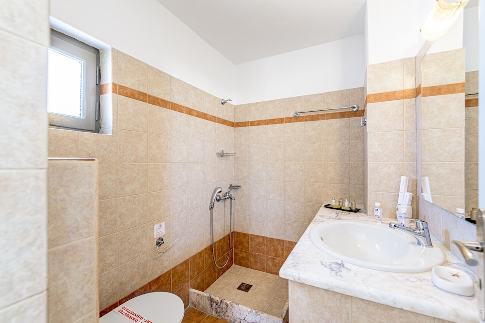 En Plo Boutique Suites — Hotel rooms in Oia, South Aegean