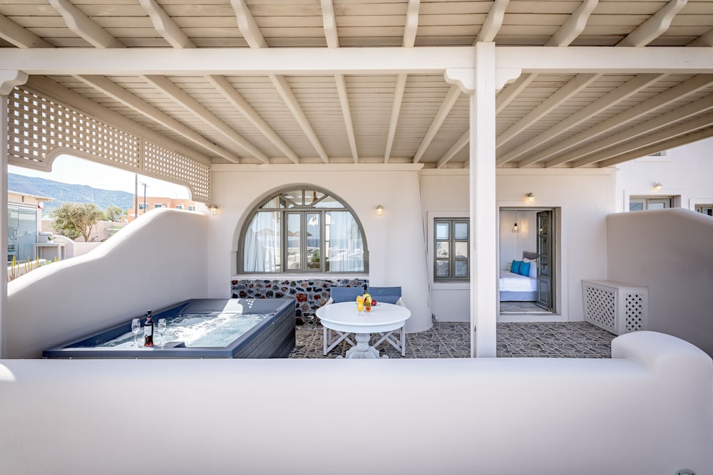 En Plo Boutique Suites — Hotel rooms in Oia, South Aegean