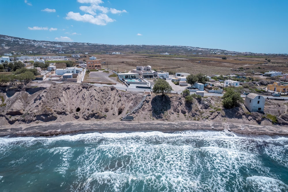 En Plo Boutique Suites — Beach in Oia, South Aegean