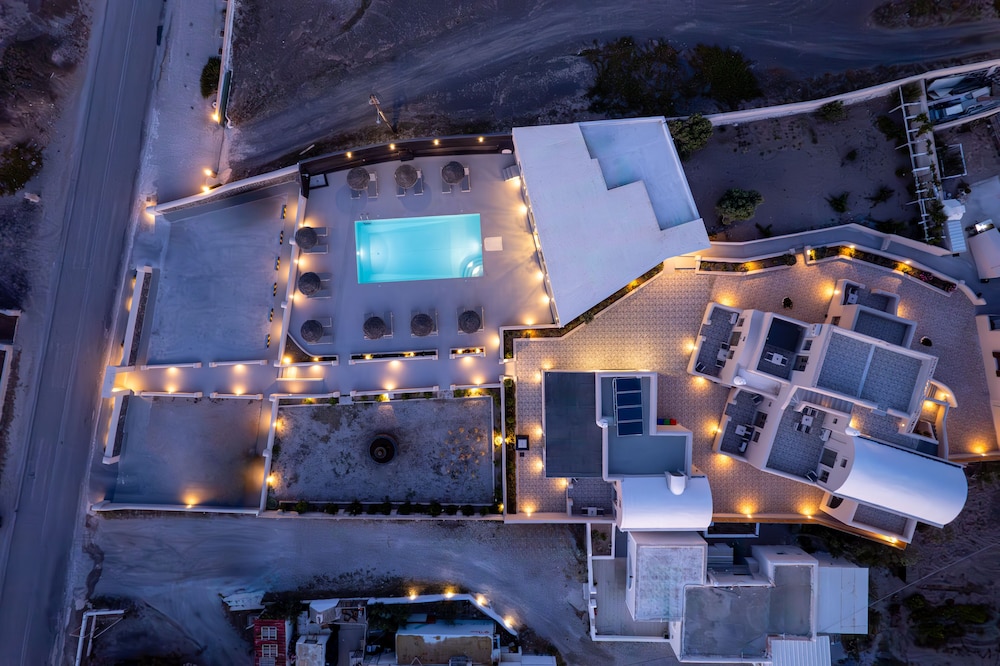 En Plo Boutique Suites — Swimming pool in Oia, South Aegean