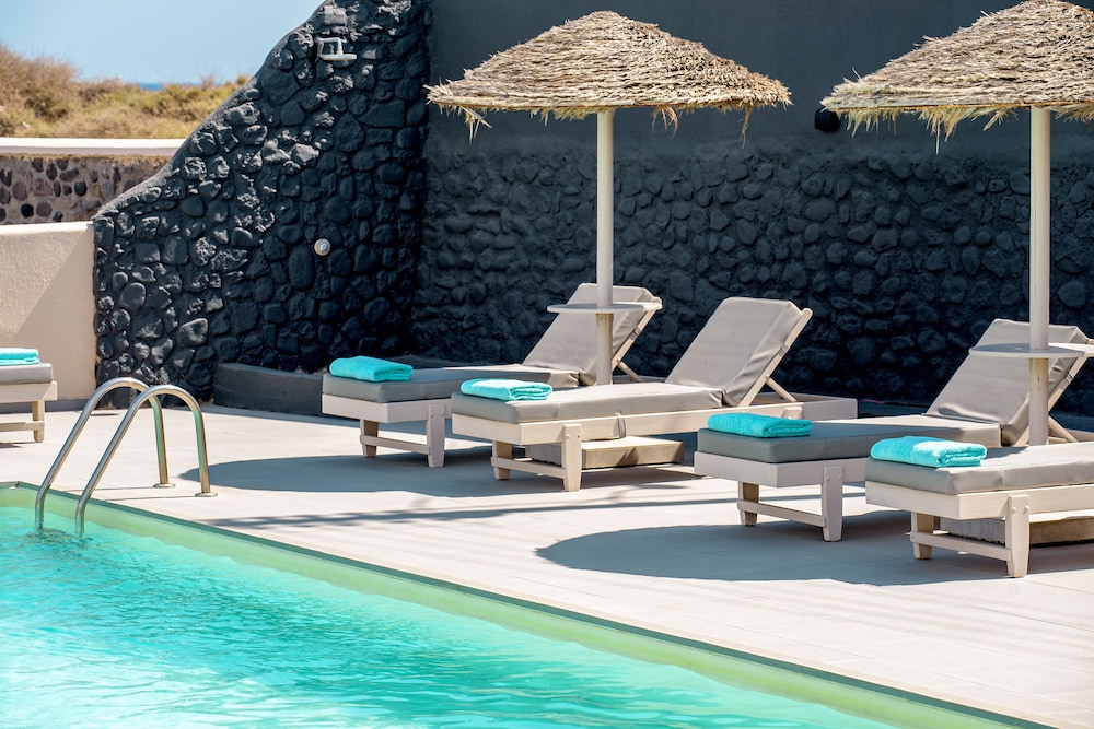 En Plo Boutique Suites — Swimming pool in Oia, South Aegean