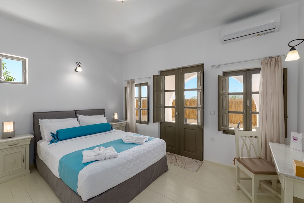 En Plo Boutique Suites — Hotel rooms in Oia, South Aegean